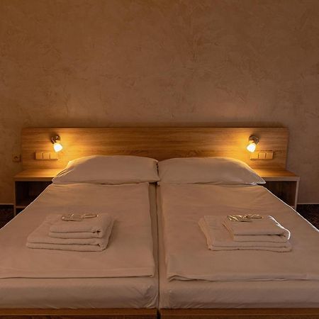 Hotel Slezan บรุนตาล ภายนอก รูปภาพ
